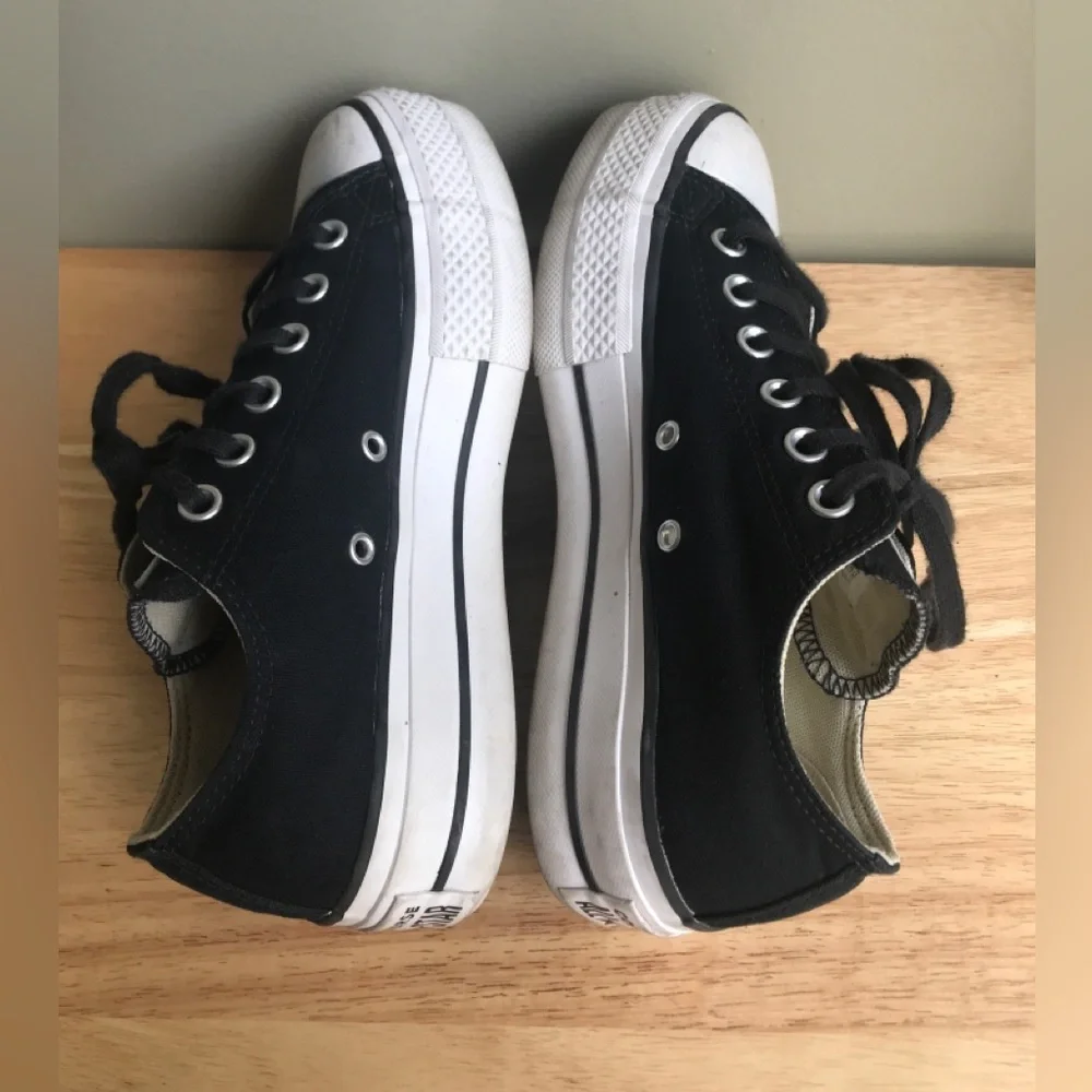 Converse Women’s Chuck Taylor All Star Low-Top Platform Sneaker Size: US 7 - Picture 8 of 13